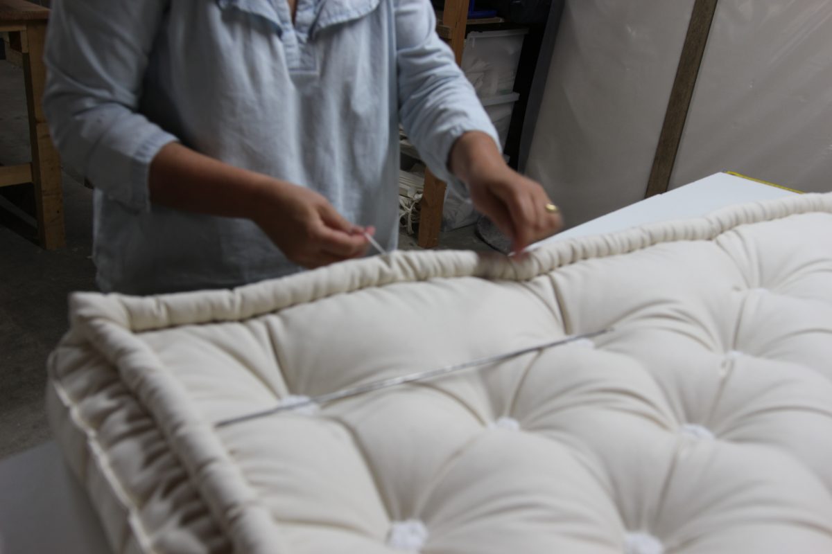 La couture du bourrelet autour du matelas