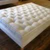 Matelas en laine Garnis de Laine en Flocon, avec une enveloppe coton Bio.