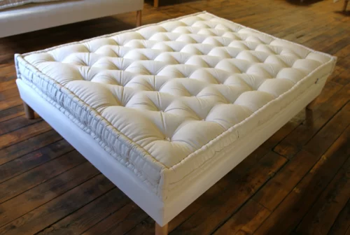 Matelas en laine très ferme Garnis de Laine en Flocon, avec une enveloppe coton Bio.